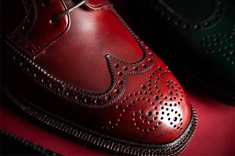Perforations brogue suivant la ligne du bout golf