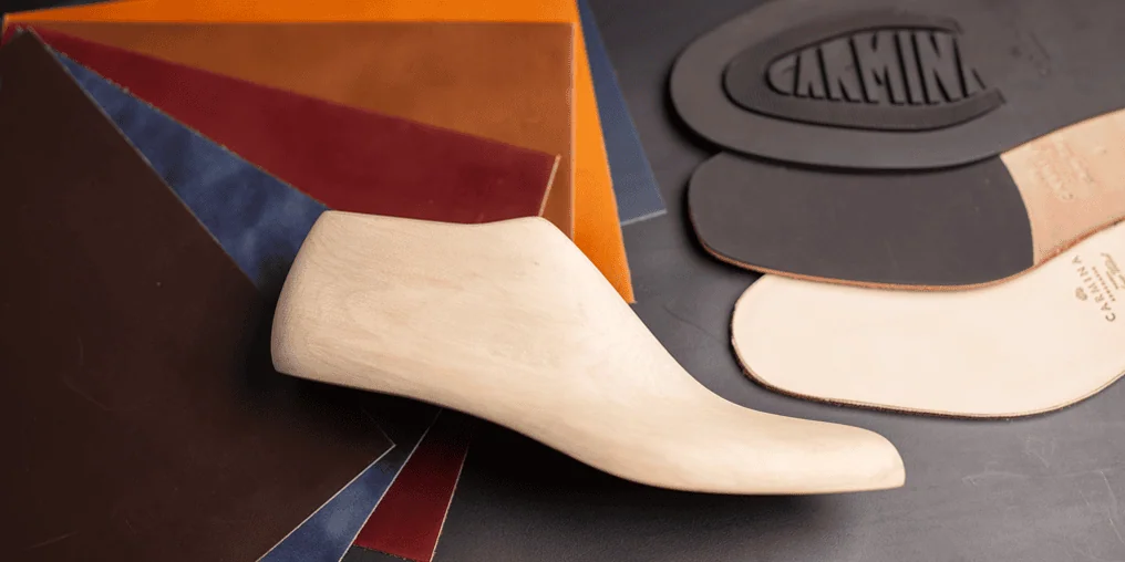 Holzleisten, Leder und Sohlen in der Werkstatt von Carmina Shoemaker
